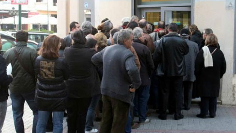 Υπουργείο Οικονομικών: «Δεν μειώνεται το όριο των 60 ευρώ από τα ΑΤΜ»