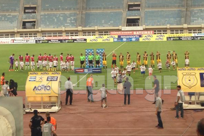 Οι δύο ομάδες πριν ξεκινήσει το ματς