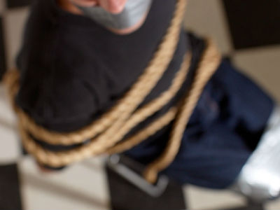 Έδεσαν τον φύλακα και «άδειασαν» το εργοστάσιο