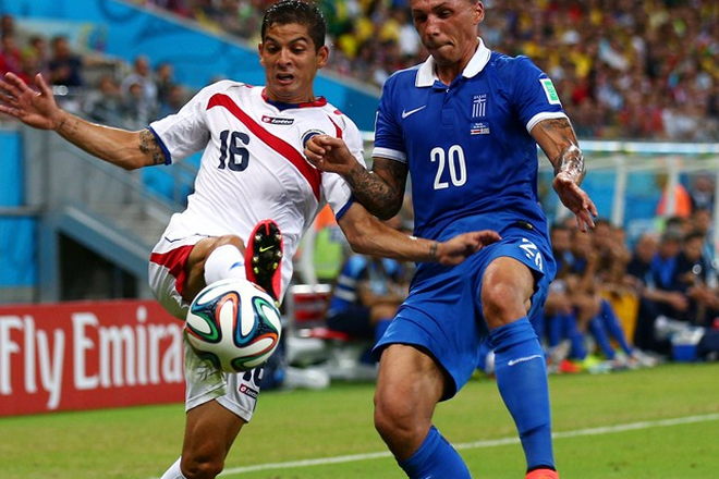 Ο Χολέμπας διεκδικεί την μπάλα με τον Γκαμπόα