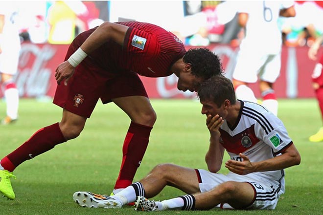 Ο Πέπε χτυπάει με το κεφάλι τον Μίλερ και αντικρίζει την κόκκινη κάρτα