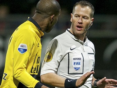 O… γουρλής Ντάνι Μακέλι σφυρίζει το Ολυμπιακός-Ντνίπρο