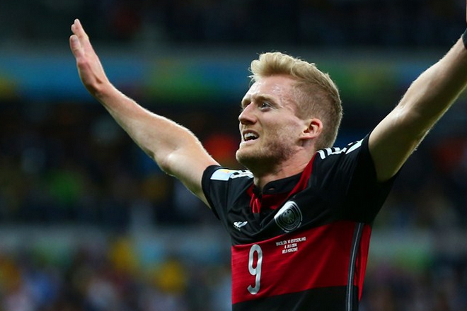 Ο Σίρλε πανηγυρίζει το δεύτερο γκολ του