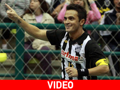 Κλότσησε και έφτυσε τον διαιτητή