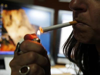 Έτσι φεύγει η κιτρινίλα που προκαλεί το τσιγάρο στα δάχτυλα