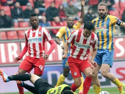 Αγχωτική νίκη με ανατροπή για τον Ολυμπιακό, 2-1 τον Παναιτωλικό