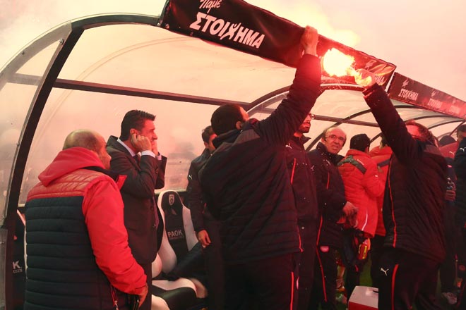 Ο... φλεγόμενος πάγκος του Ολυμπιακού