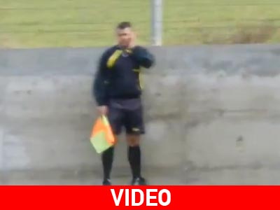 Επόπτης μιλάει στο κινητό την ώρα του αγώνα