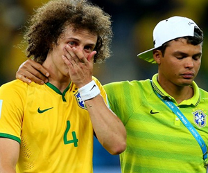 Ο Τιάγκο Σίλβα παρηγορει τον Νταβίντ Λουίζ