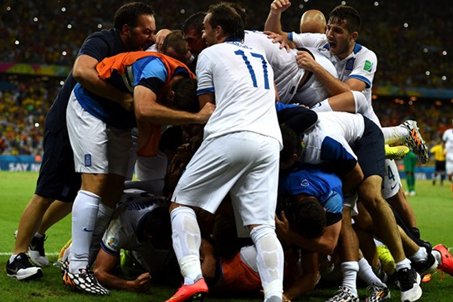 Ένα κουβάρι οι παίκτες της Εθνικής πανηγυρίζουν τον ανεπανάληπτο θρίαμβό τους