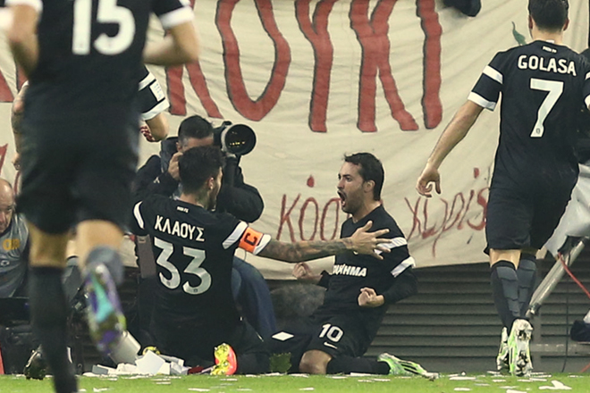 Ο Περέιρα πανηγυρίζει με τους συμπαίκτες του το 2-1 υπέρ του ΠΑΟΚ