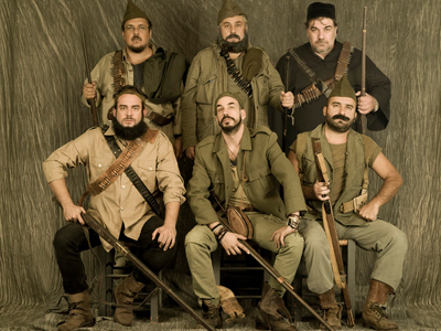 ΑΓΑΜΟΙ  ΘΥΤΑΙ: Με το κεφάλι ψηλά!