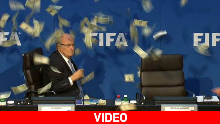 Εξευτέλισαν τον Μπλάτερ- Του πέταξαν δολάρια σε συνέντευξη Τύπου