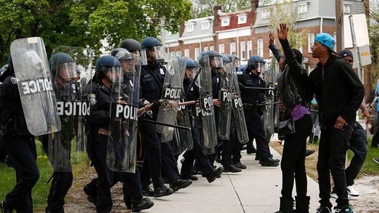 ΗΠΑ: Η αστυνομία της Βαλτιμόρης χρησιμοποίησε σπρέι πιπεριού και καπνογόνα εναντίον διαδηλωτών