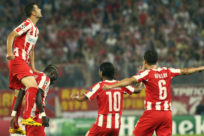 Οι παίκτες του Ολυμπιακού πανηγυρίζουν το γκολ του Μαζουάκου