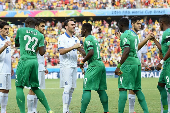 Oι παίκτες των δύο ομάδων ανταλλάσσουν χειραψία πριν τη σέντρα