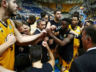 Έσπασε το ρόδι η ΑΕΚ, 77-64 τον Πανιώνιο