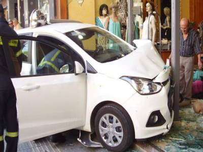 Λάρισα: Αυτοκίνητο εισέβαλε σε κατάστημα