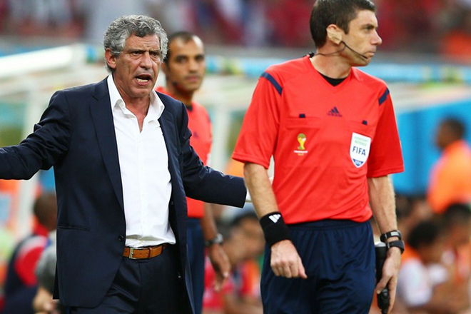 Ο Φερνάντο Σάντος διαμαρτύρεται στον βοηθό