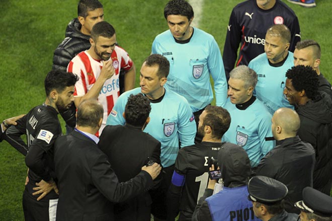 Διαβουλεύσεις στο κέντρο του γηπέδου