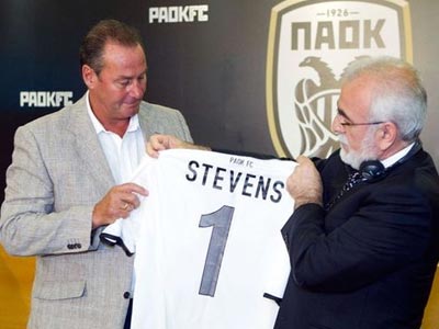 Στηρίζει Στέφενς ο Σαββίδης