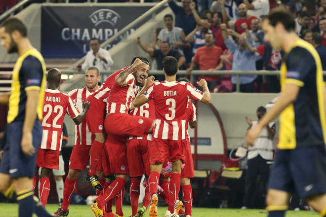 Ο Αφελάι 'πνίγεται' στις αγκαλιές των συμπαικτών του