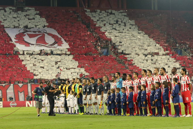 Οι δύο ομάδες πριν την έναρξη του ματς