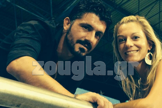 Ο προπονητής του ΟΦΗ, Τζενάρο Γκατούζο φωτογραφίζεται με μία θαυμάστριά του