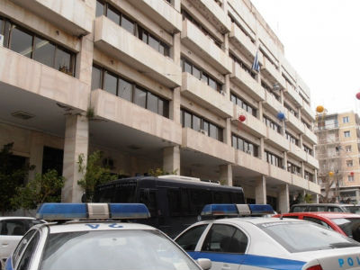 Χειροπέδες σε τρεις για πυροβόλα όπλα