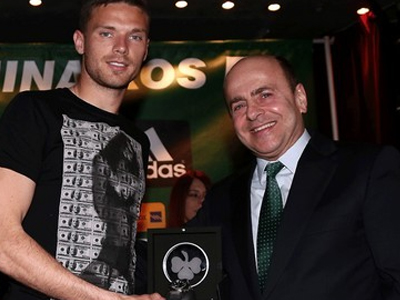 Ο Αλαφούζος επισκέφτηκε τον Μπεργκ και του έκανε δώρο ένα λάπτοπ