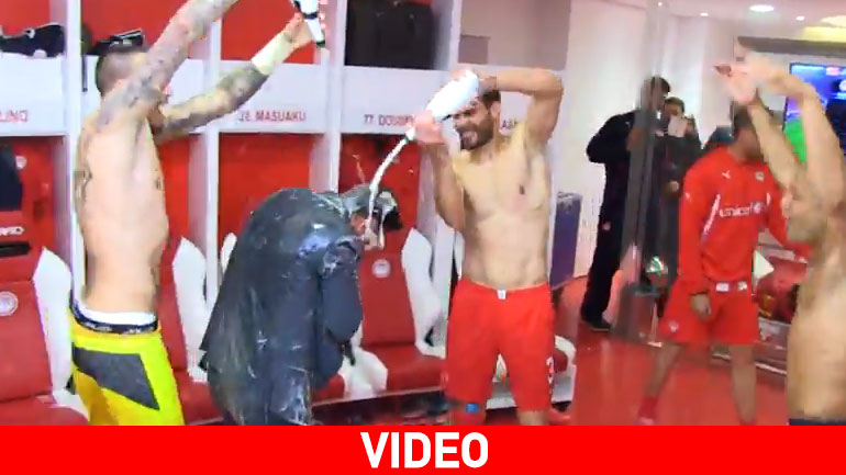 Το ξέφρενο γλέντι τίτλου στα αποδυτήρια του Ολυμπιακού