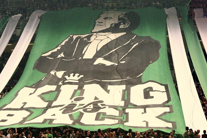 «Ο βασιλιάς επέστρεψε» αναφέρει το εντυπωσιακό πανό για τον «Ζοτς»