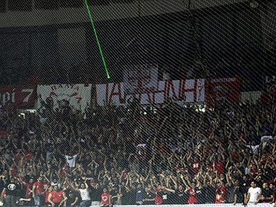 Ο Ολυμπιακός έβγαλε έξω από το ΣΕΦ οπαδούς με λέιζερ