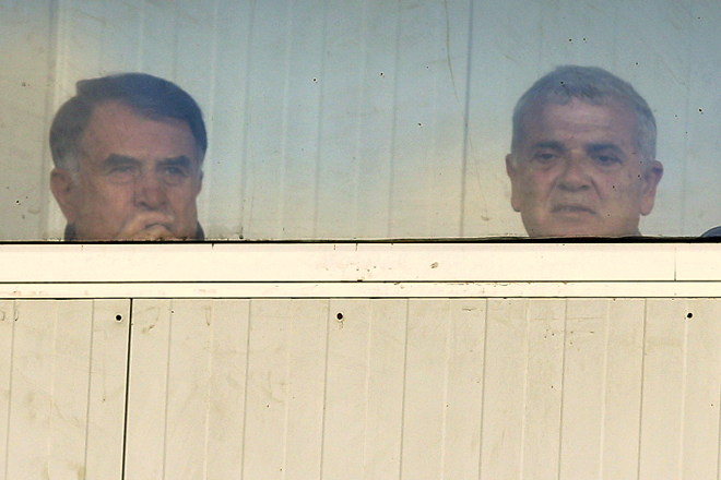 O Ντούσαν Μπάγεβις και Δημήτρης Μελισσανίδης παρακολουθούν μαζί το παιχνίδι