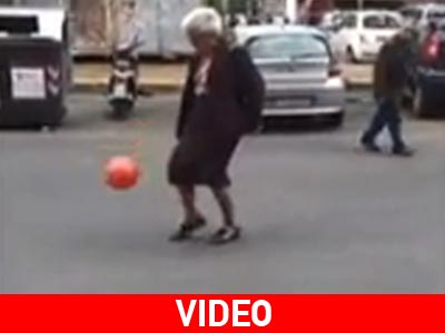 Σούπερ-γιαγιά κάνει κόλπα με την μπάλα και τρελαίνει τους περαστικούς