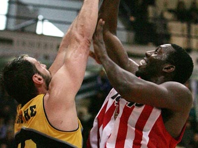 «Διά πυρός και σιδήρου» ο Ολυμπιακός, 64-59 τον Άρη