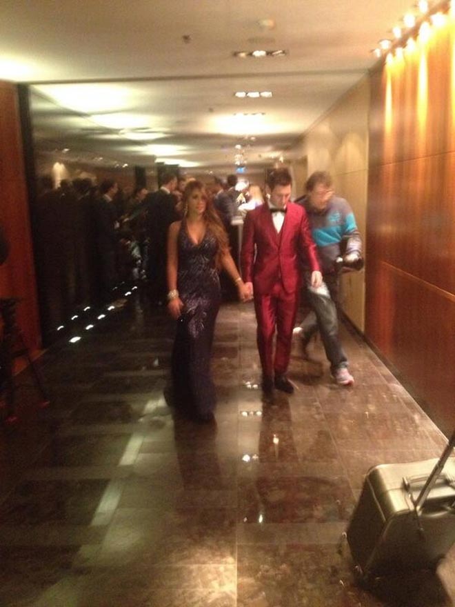 H είσοδος του Μέσι με το κόκκινο παντελόνι που σίγουρα θα συζητηθεί