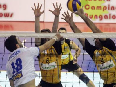 Βόλεϊ: Στα «ερυθρόλευκα» και ο Σφενδυλάκης