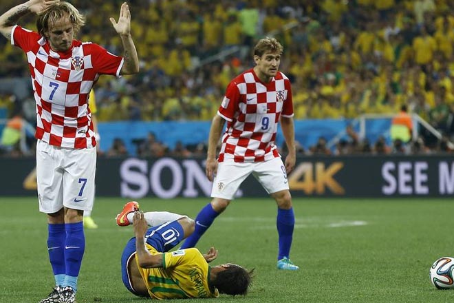 Ο Ράκιτιτς σταμάτησε με φάουλ τον Νεϊμάρ