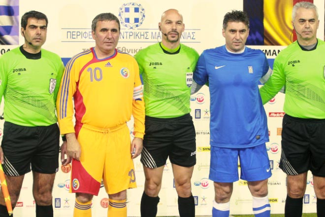 Η αναμνηστική φωτογραφία των δύο αρχηγών μαζί με το διαιτητικό τρίο πριν την έναρξη του ματς