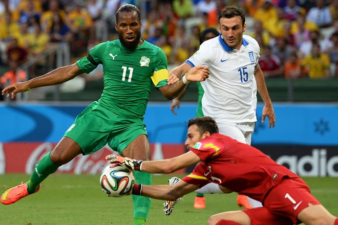 Ο Καρνέζης πέφτει και μπλοκάρει την μπάλα προ του Ντρογκμπά