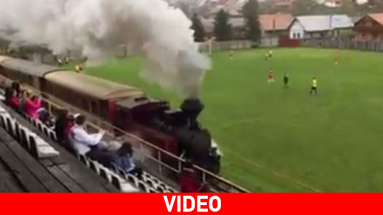 Απίστευτο κι όμως αληθινό: Τρένο μπήκε στο γήπεδο την ώρα του αγώνα!