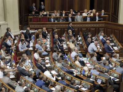 Ουκρανία: Ο Ποροσένκο άνοιξε τον δρόμο για τη διενέργεια πρόωρων εκλογών