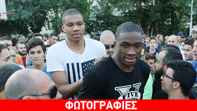 Στην παλιά τους γειτονιά oι Γιάννης και Θανάσης Αντετοκούνμπο