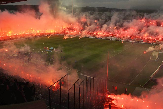 Τα καπνογόνα έκαναν τη νύχτα-μέρα στην Τούμπα