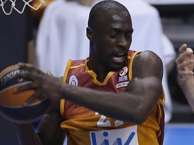 Στα «ερυθρόλευκα» και ο Μενσά-Μπονσού