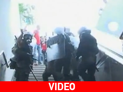 Απρεπείς χειρονομίες των αστυνομικών κατά διεθνούς ειδησεογραφικού πρακτορείου