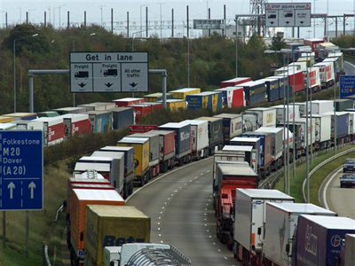 Απεργούν οι φορτοεκφορτωτές