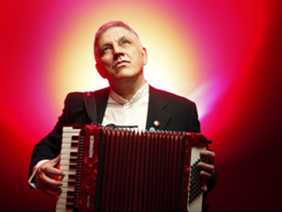 Ο Νίκος Πορτοκάλογλου στο Γυάλινο Μουσικό Θέατρο