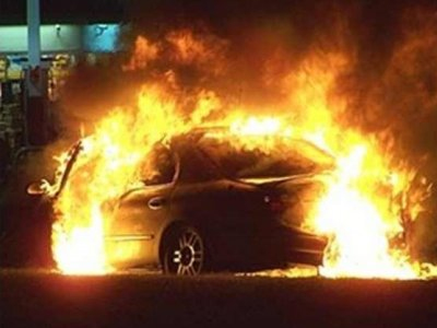 «Λαμπάδιασαν» Ι.Χ στη Γλυφάδα